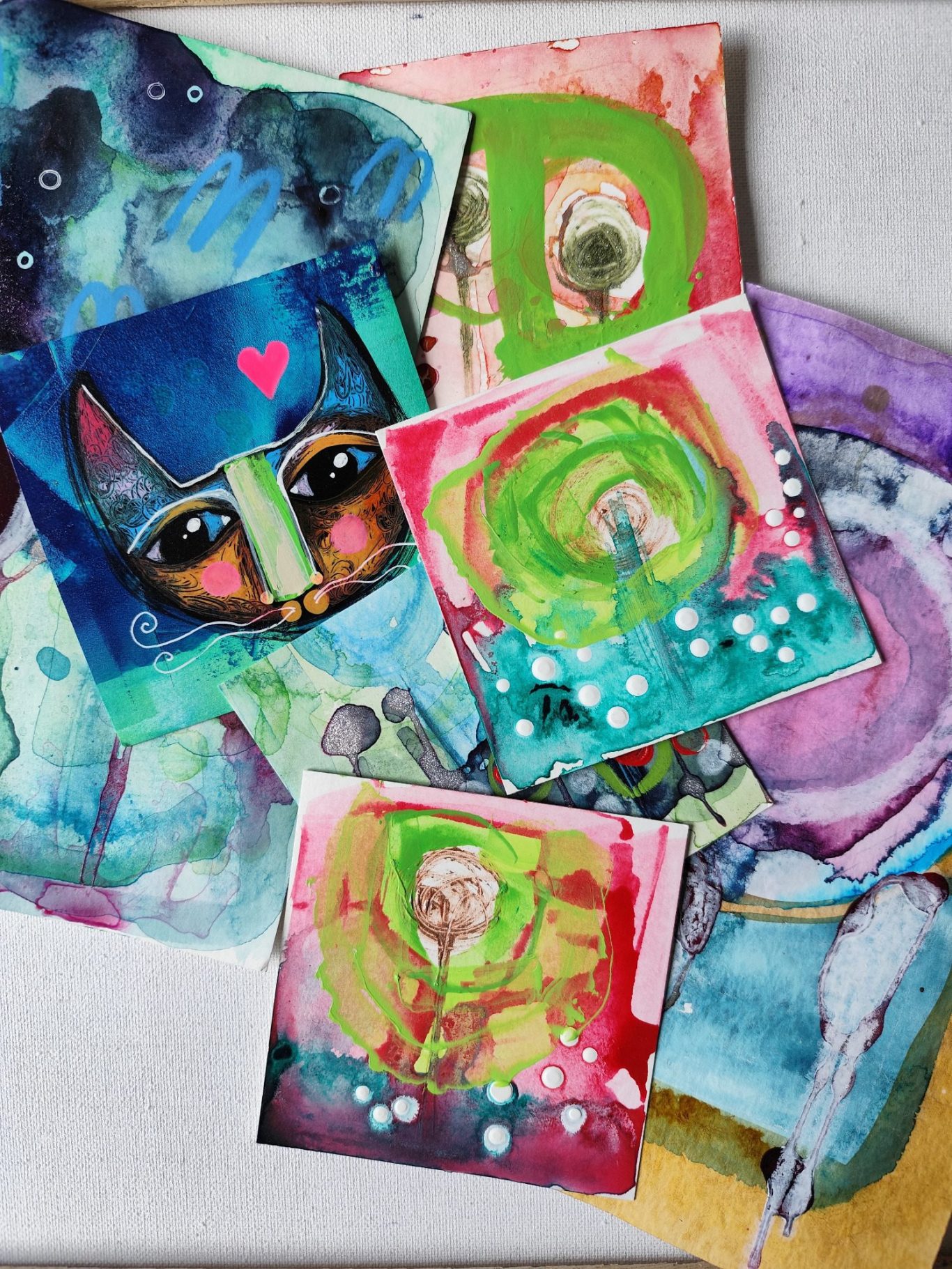 Bunte Aquarelle und Illustrationen mit abstrakten Gesichtern und lebhaften Mustern.
